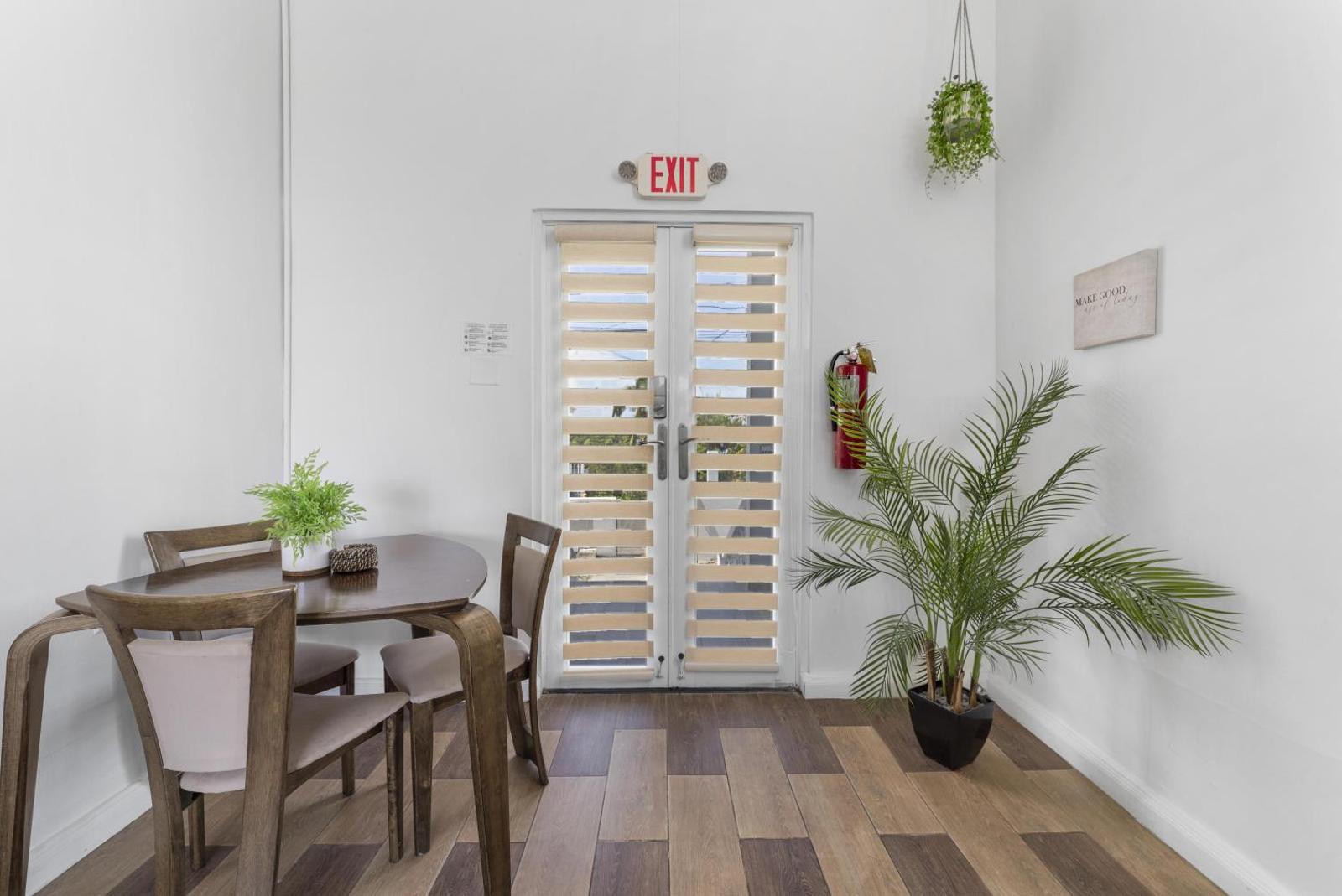2 Bedroom 1 Bath Tropical Suites at 413 Main image 2